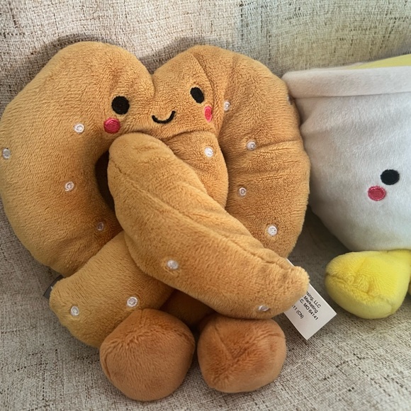 Better Together Pretzel and Cheese Dip Magnetic Plush, 5", Hallmark - Picture 5 of 5